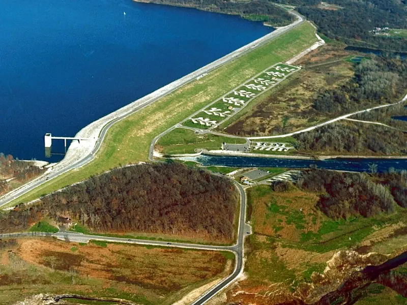 Aerial view of Saylorville Dam and Saylorville Lake on the Des Moines River, with wooded bluffs and farm fields